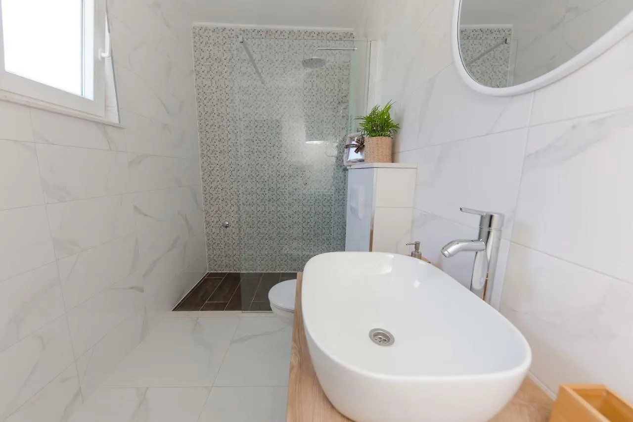 Apartment Lara Τρογκίρ 0*,